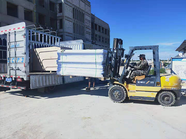 圖為門窗進(jìn)場(chǎng)